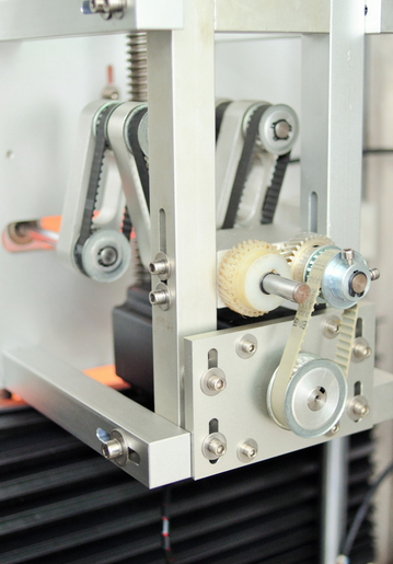 Maszyna do etykietowania zakrętek i korpusów z termokurczliwymi rękawami z dwiema głowicami