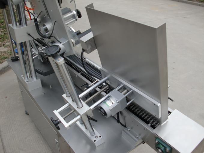 Szybka maszyna do etykietowania małych okrągłych puszek, maszyna do naklejania etykiet z czarnymi butelkami na kosmetyki