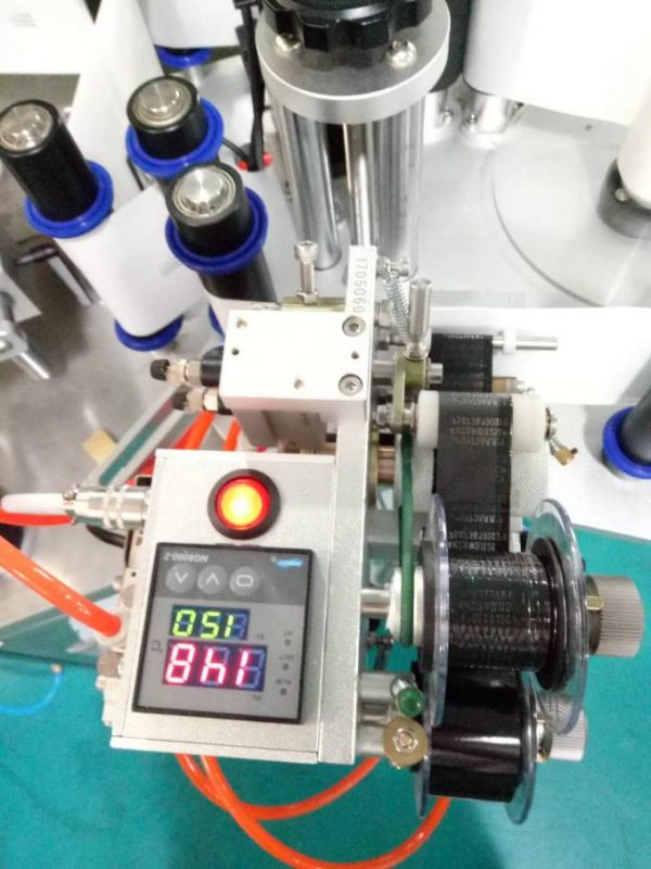 Etykieta Automatyczna maszyna do etykietowania naklejek bocznych Doubel z urządzeniem przywoławczym i maszyną kodującą