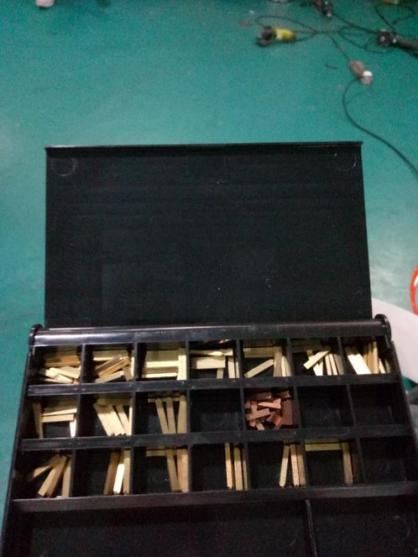 Etykieta Automatyczna maszyna do etykietowania naklejek bocznych Doubel z urządzeniem przywoławczym i maszyną kodującą