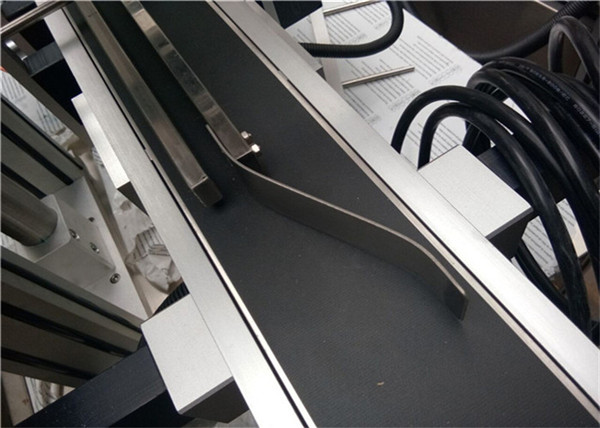 W pełni automatyczna górna maszyna do etykietowania pustych plastikowych torebek kopertowych