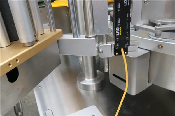 Szybkobieżna obrotowa maszyna do etykietowania naklejek z paskiem do napełniania