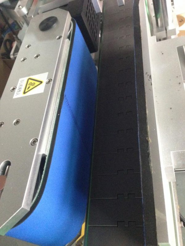 Samoprzylepna maszyna do etykietowania, pojedyncza / podwójna maszyna do nakładania etykiet bocznych do zakrętek butelek