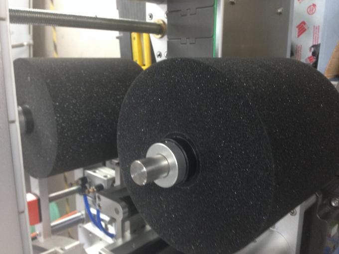 Maszyna do etykietowania butelek z silnikiem serwera do butelek okrągłych / płaskich / kwadratowych