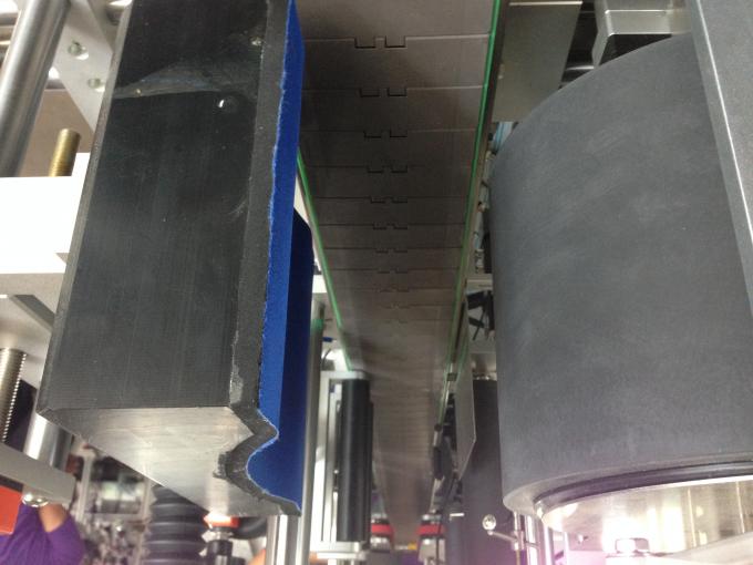 Automatyczny aplikator naklejek do okrągłych butelek z tworzywa sztucznego / szkła