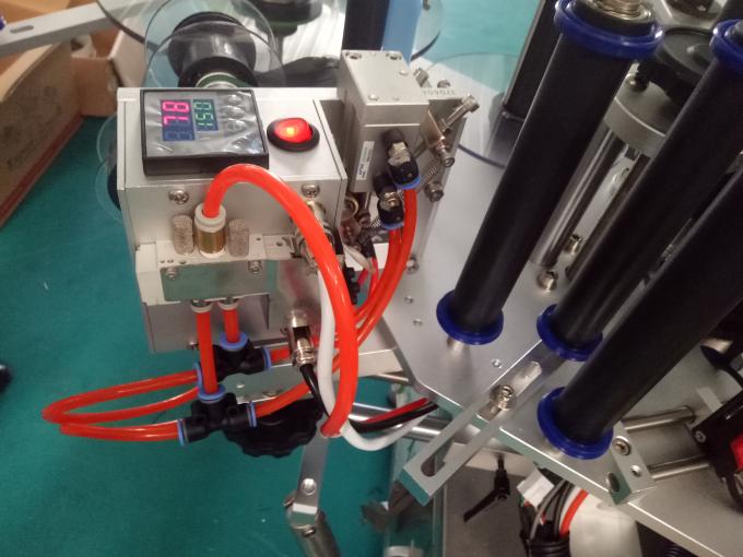 Dostosowana maszyna do etykietowania naklejek z trzema lub podwójnymi stronami z maszyną kodującą