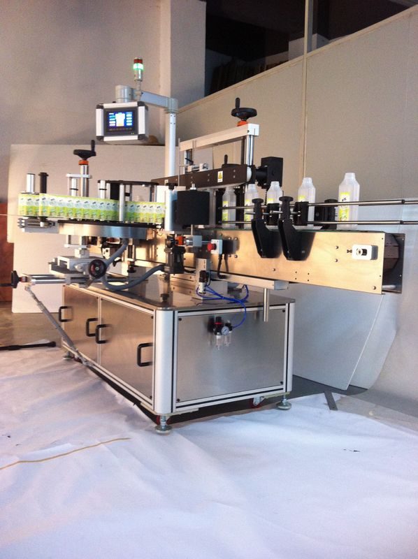 Chiny Maszyna do etykietowania butelek kwadratowych napojów Dostawca dwustronnych etykiet samoprzylepnych