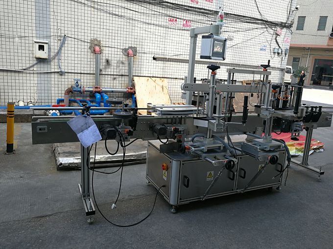 Trzy etykiety Samoprzylepna maszyna do etykietowania Napięcie 110 V / 380 V.